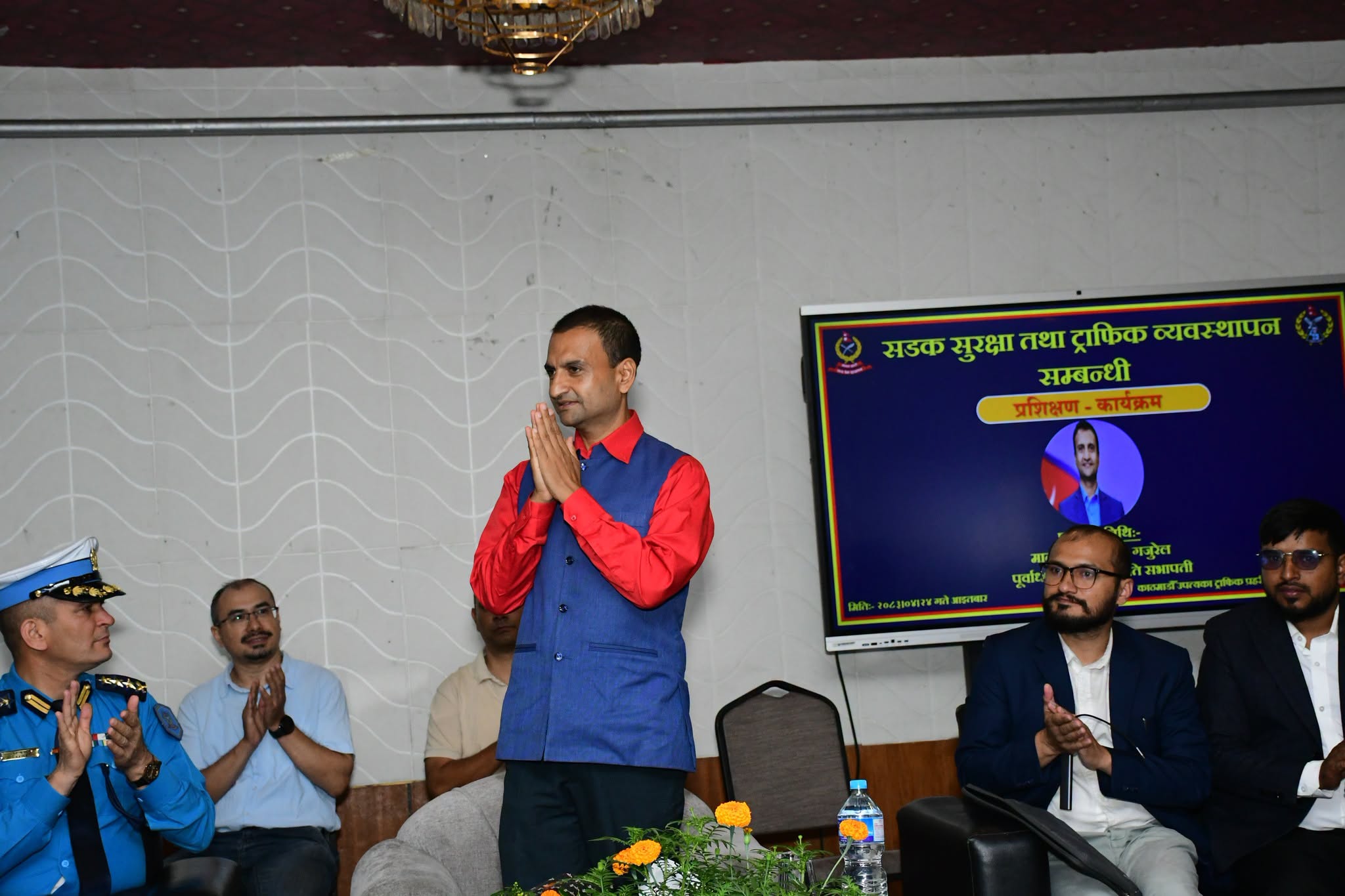 पुर्वाधार विकास समितिका सभापति माननीय आशिष गजुरेलज्यूबाट काठामाडौं उपत्यका ट्राफिक प्रहरी कार्यालय र मातहतका ट्राफिक प्रहरी कर्मचारीहरुलाई सडक सुरक्षा तथा ट्राफिक व्यवस्थापन सम्बन्धी प्रशिक्षण कार्यक्रम सम्पन्न।
