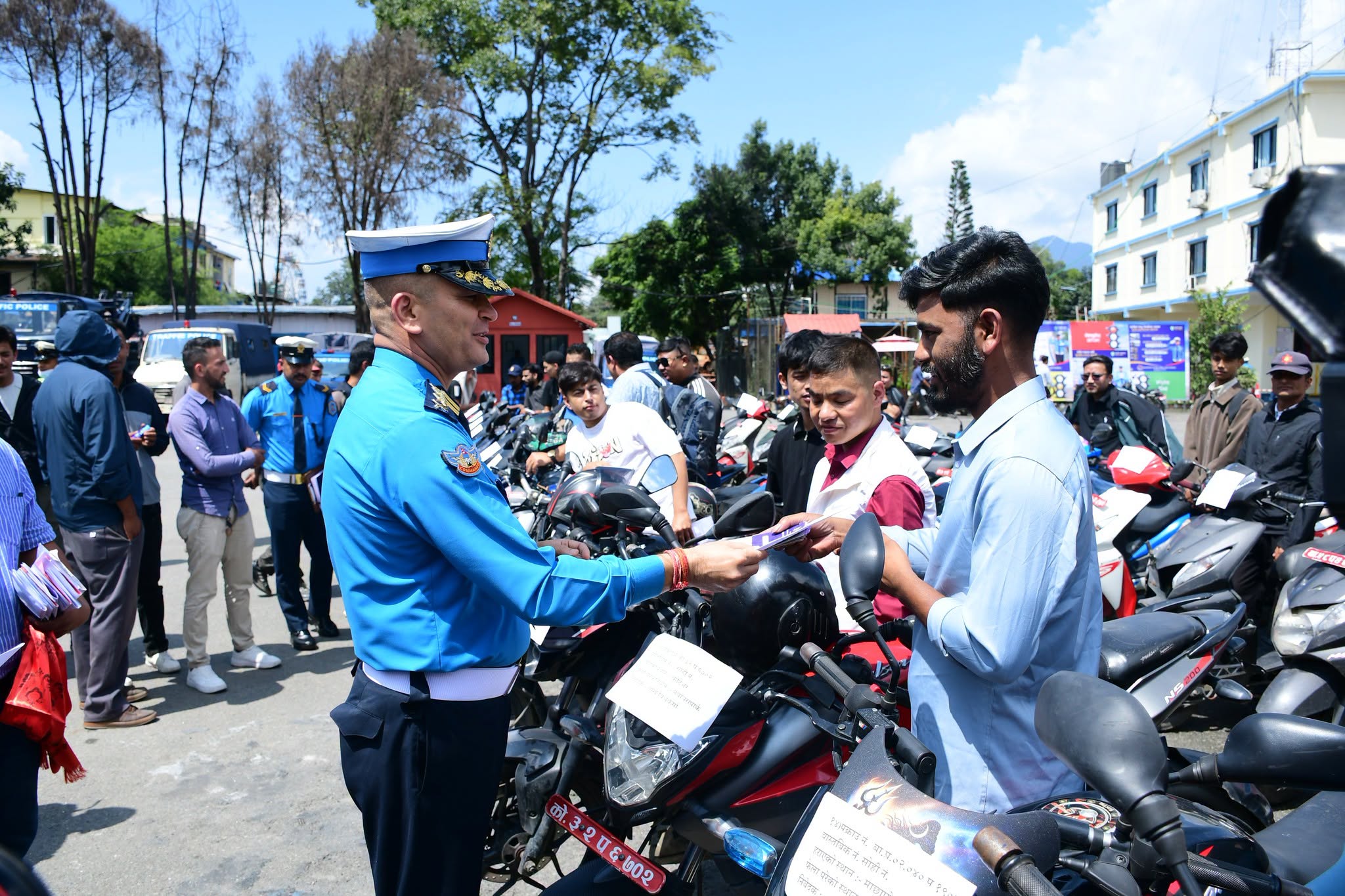 मिति २०८३/०५/३० गते काठमाण्डौ उपत्यकाका विभिन्न स्थानहरुबाट हराएर फेला परेका मो.सा. हरु सम्बन्धित सवारी धनिलाई हस्तान्तरण गर्नु हुँदै यस कार्यालयका कार्यालय प्रमुख प्र.ब.उ. सुरेश प्रसाद काफ्लेज्यू ।