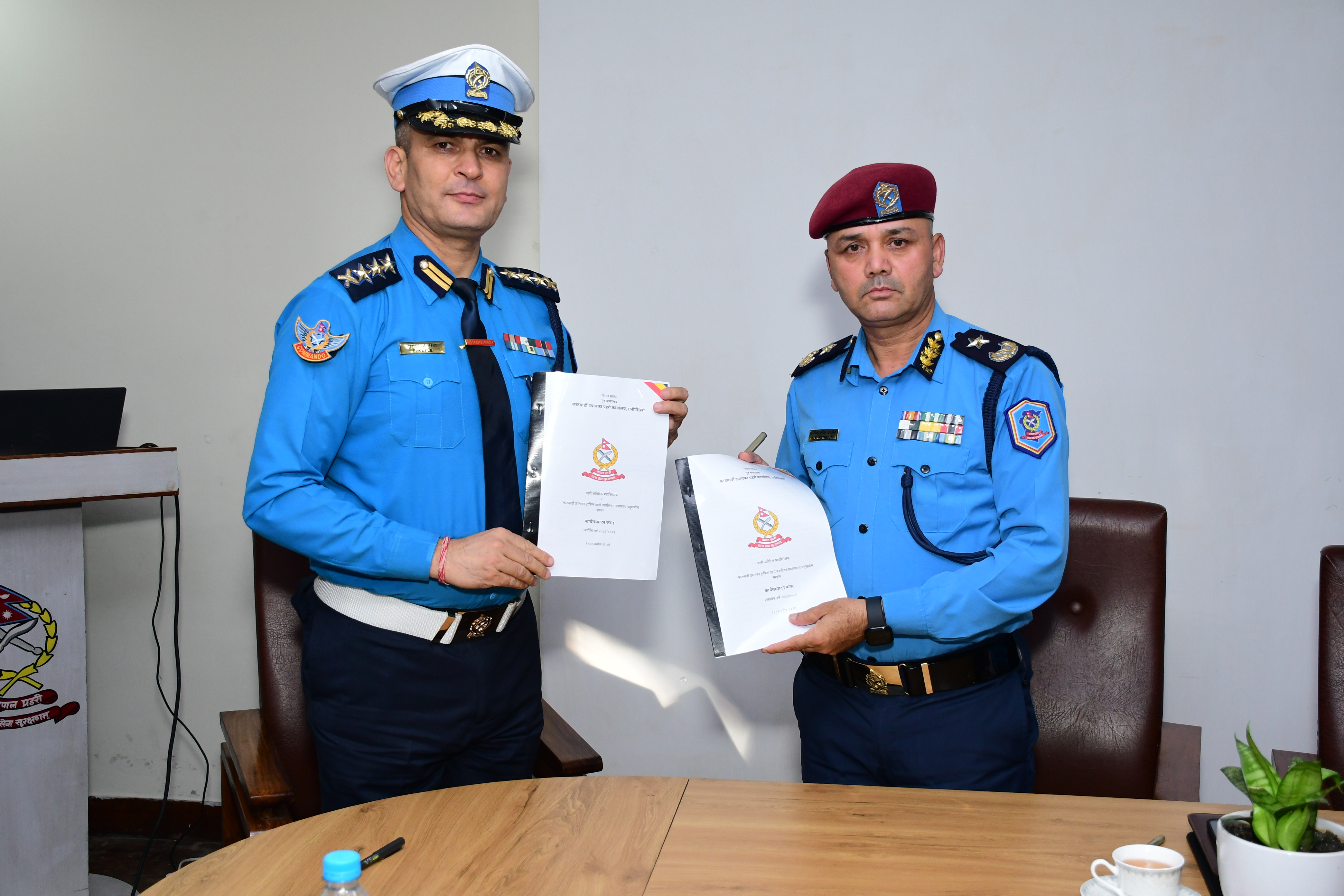 मिति २०८३/०६/२३ गते काठमाडौं उपत्यका प्रहरी कार्यालय, रानीपोखरीका कार्यालय प्रमुख प्रहरी अतिरिक्त महानिरीक्षक सुशील सिंह राठौरज्यू र मातहत प्रहरी कार्यालयका प्रमुखहरूबीच आ.व. २०८३/०८४ को कार्यसम्पादन करार हस्ताक्षर कार्यक्रम सम्पन्न भएको छ ।